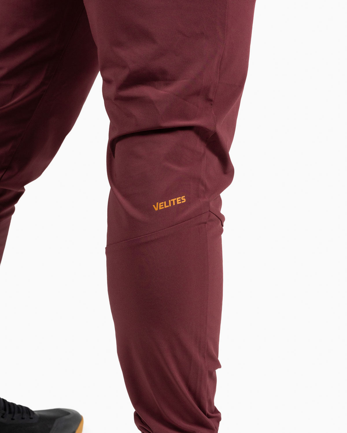 Velites Holo Jogger men leg detail color_Pomegranate